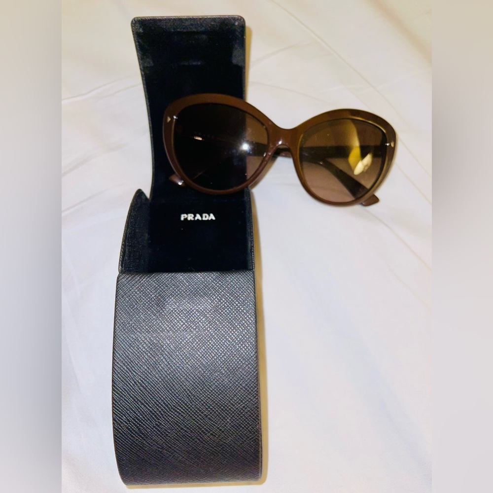 Prada sunglasses. Never worn. Great condition. 😎🎀